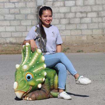 Baby Triceratops Stoel – Gelcoat Coated Kinderstoel beschikbaar voor biedingen