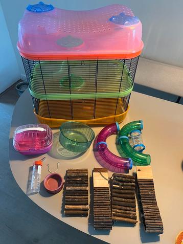Luxe hamsterkooi met accessoires beschikbaar voor biedingen