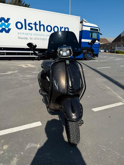 Vespa sprint 2022 80cc akrapovic euro 5 exclusive kleur, Fietsen en Brommers, Scooters | Vespa, Gebruikt, Vespa S, Maximaal 45 km/u