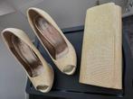 peeptoes stilettohakken in goud kleur met bijpassende clutch, Kleding | Dames, Schoenen, Overige kleuren, Ophalen of Verzenden