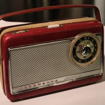Radio's uit de jaren 60 omgebouwd tot bluetooth radio beschikbaar voor biedingen