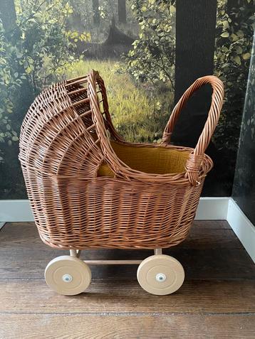 Rieten poppenwagen met okergele bekleding beschikbaar voor biedingen