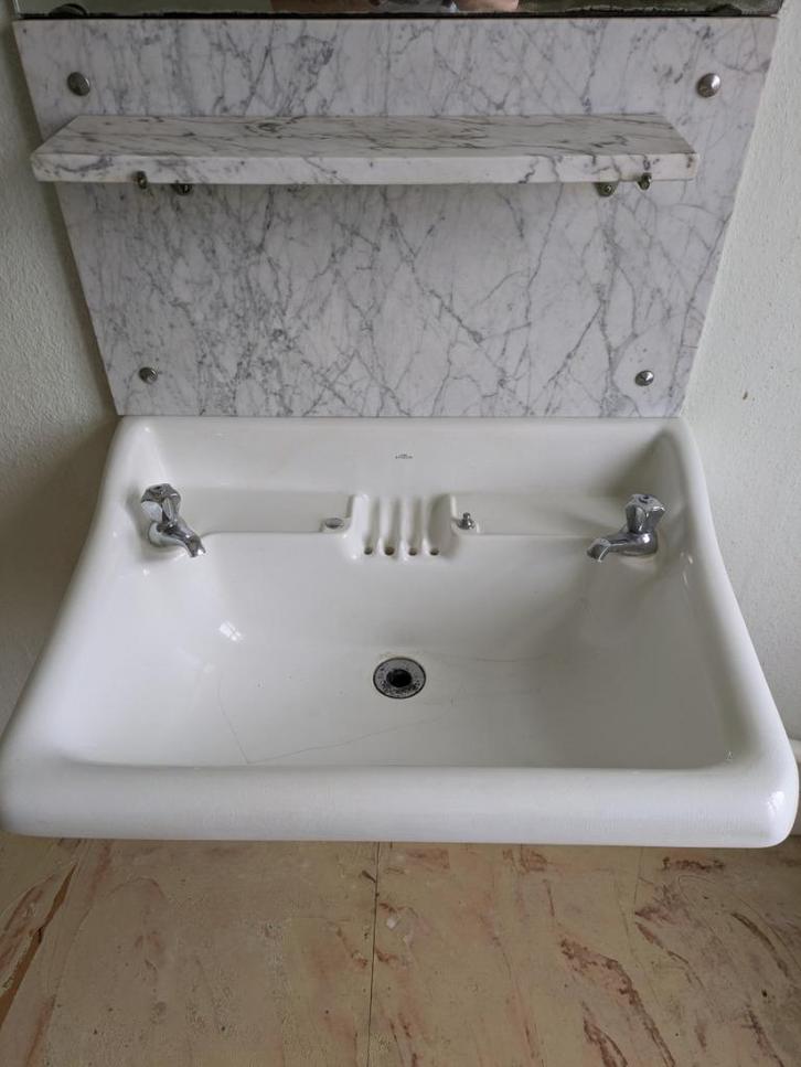 Antieke The Utilus wastafel met twee kranen, Doe-het-zelf en Verbouw, Sanitair, Gebruikt, Wastafel, Ophalen