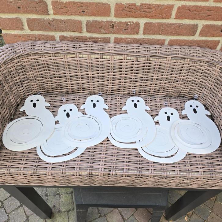 Halloween tip!👻 6 Spoken hangspiralen / slingers decoratie, Hobby en Vrije tijd, Feestartikelen, Nieuw, Feestartikel, Halloween of Griezel
