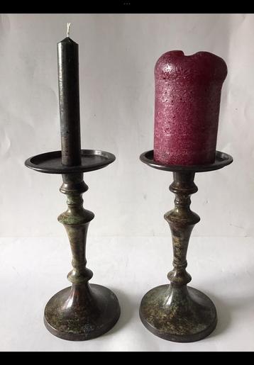 2 Identieke kaarsenkandelaars, van ijzer / metaal ong. 22 cm beschikbaar voor biedingen