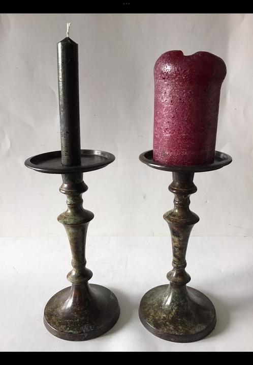2 Identieke kaarsenkandelaars, van ijzer / metaal ong. 22 cm, Huis en Inrichting, Woonaccessoires | Kandelaars en Kaarsen, Ophalen of Verzenden