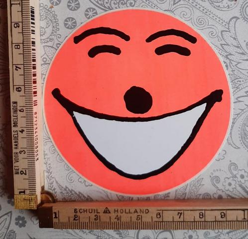 Vintage sticker Neon oranje gezicht lachebekje smiley, Verzamelen, Stickers, Zo goed als nieuw, Overige typen, Ophalen of Verzenden
