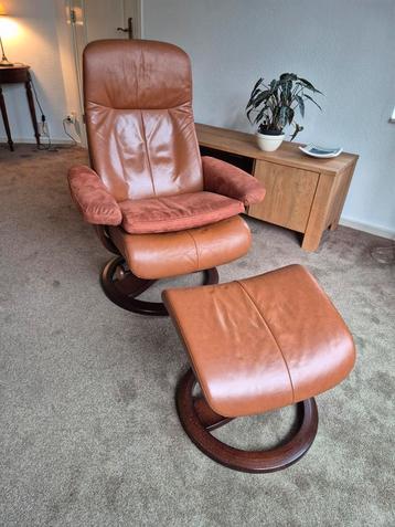 Lederen Relaxfauteuil en voetenbank beschikbaar voor biedingen