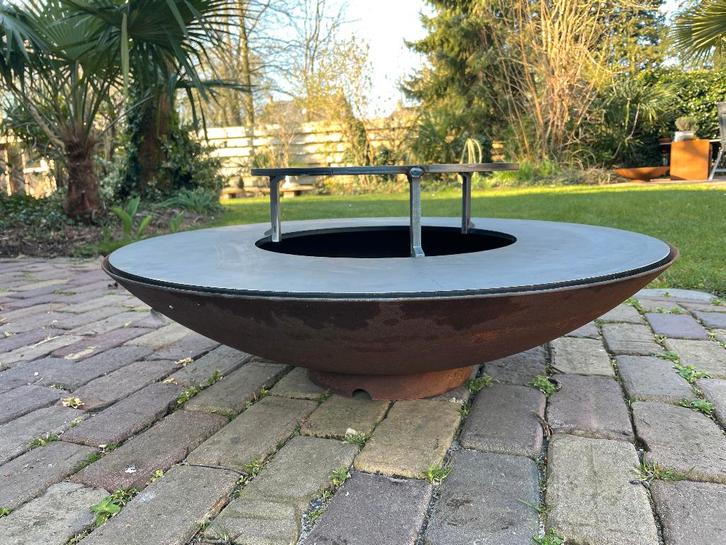 bbq, barbecue, cortenstaal vuurschaal met bakring en grill, Tuin en Terras, Houtskoolbarbecues, Nieuw, Met accessoires, Ophalen