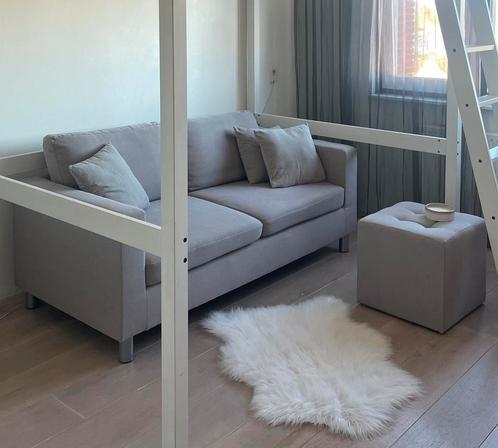Tweepersoons bank + poef in beige/taupe kleur, Huis en Inrichting, Slaapkamer | Stapelbedden en Hoogslapers, Zo goed als nieuw