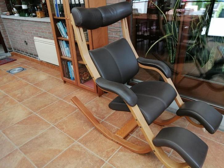 Stokke Gravity stoel in bruin leder, Huis en Inrichting, Fauteuils, Gebruikt, Hout, Leer, 50 tot 75 cm, 125 tot 150 cm, Ophalen