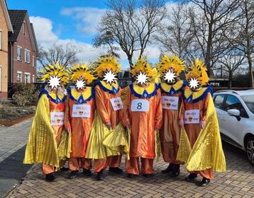 7 kleurige kostuums beschikbaar voor biedingen