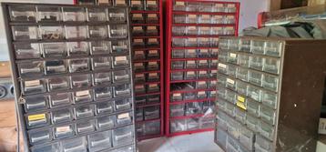 4 grote ladekasten met elektronica onderdelen beschikbaar voor biedingen