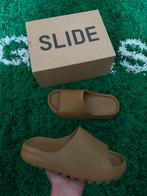 Adidas Yeezy Slide “ochre” maat 43, Slippers, Bruin, Nieuw, Ophalen of Verzenden
