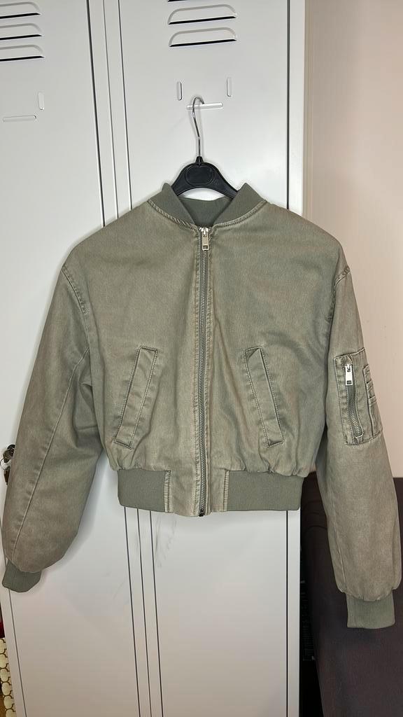 Groene Bomberjack - Bershka S, Kleding | Heren, Jassen | Zomer, Zo goed als nieuw, Maat 46 (S) of kleiner, Groen, Verzenden