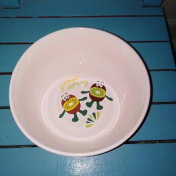 Kiwi schaaltjes en zespri kom om Kiwi's te serveren en eten beschikbaar voor biedingen