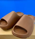 Adidas YEEZY Slide ‘Flax’ - Nieuw - Maat 43, Slippers, Bruin, Nieuw, Ophalen of Verzenden