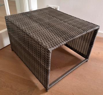 ZGAN, grijze Wicker bijzettafel - heel leuk! beschikbaar voor biedingen