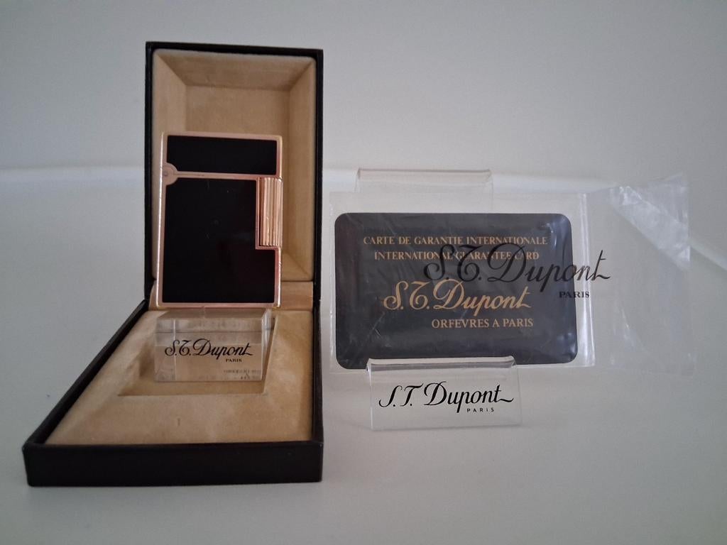 Dupont Aansteker L2 Chinese lak + Verguld Goud Kleur., Verzamelen, Rookartikelen, Aanstekers en Luciferdoosjes, Ophalen of Verzenden