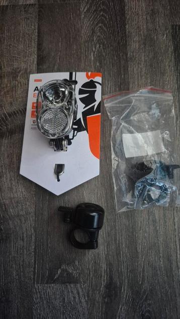 Fietslamp & 2 Fietsbellen - Nieuw beschikbaar voor biedingen