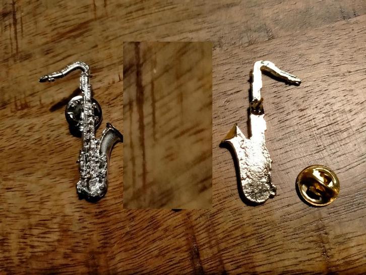 Saxofoon Sax muziek instrument pin logo zilver kleurig, Verzamelen, Speldjes, Pins en Buttons, Zo goed als nieuw, Ophalen of Verzenden