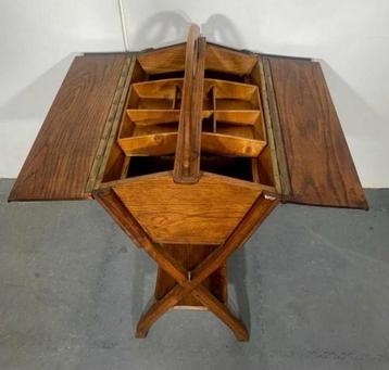 Mid-century naaidoos op poten – massief houten organiser beschikbaar voor biedingen