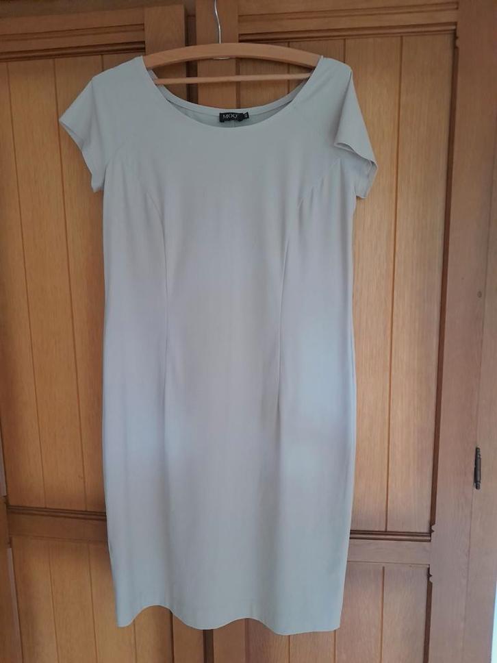Creme lichtgrijze jurk van Moq maat 44 travelstof, Kleding | Dames, Jurken, Zo goed als nieuw, Maat 42/44 (L), Ophalen of Verzenden