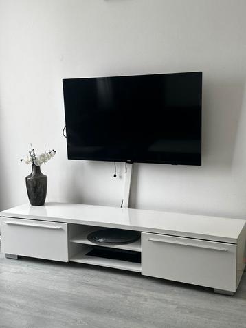 Tv kast beschikbaar voor biedingen