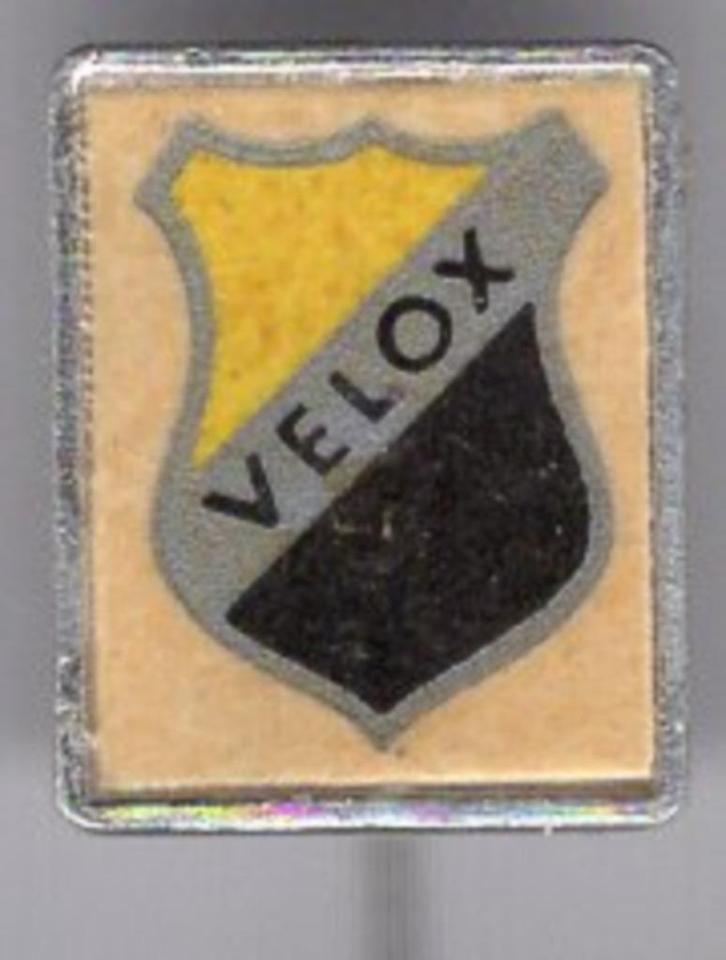 VELOX papier op alu voetbalclub speldje ( Y_049 ), Verzamelen, Speldjes, Pins en Buttons, Zo goed als nieuw, Speldje of Pin, Sport