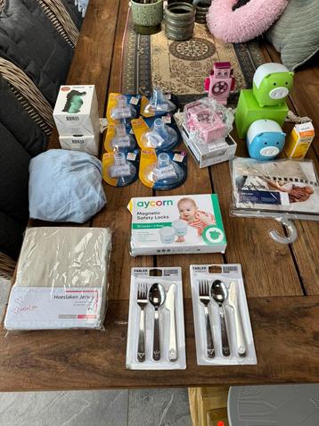 EEN PARTIJTJE BABY BENODIGHEDEN beschikbaar voor biedingen