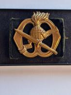 KCT baret embleem met split pin sluiting, Verzamelen, Verzenden, Landmacht, Nederland, Embleem of Badge