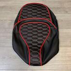 UITVERKOOP! Zadelhoes Vespa Sprint rood audi rs custom, Info@jynkx.com, Jynkx, Nieuw, Ophalen of Verzenden