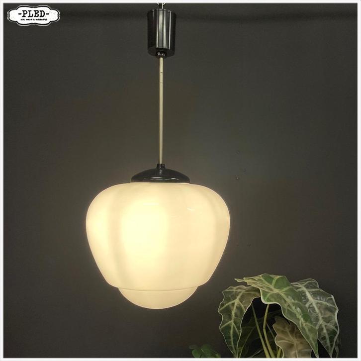 Art Deco opaline plafondlamp (groot) - bakeliet, Huis en Inrichting, Lampen | Hanglampen, Gebruikt, 50 tot 75 cm, Glas, Kunststof