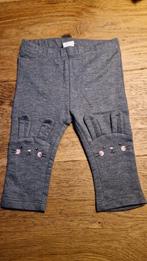 Grijs broekje met konijn op knie maat 68, Kinderen en Baby's, Babykleding | Maat 68, Gebruikt, Broekje, Meisje, H&M