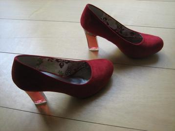 Wow! Rood suede pumps met prachtige hak STUDIO 38 snazzeys beschikbaar voor biedingen