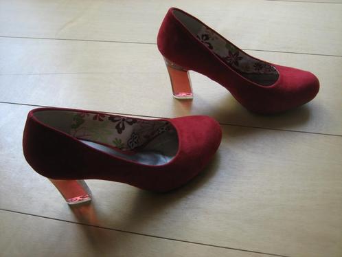 Wow! Rood suede pumps met prachtige hak STUDIO 38 snazzeys, Kleding | Dames, Schoenen, Nieuw, Pumps, Rood, Verzenden