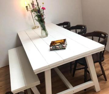 Landelijke eettafel beschikbaar voor biedingen