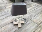 Tafellamp met houten voet en stoffen kap, Ophalen of Verzenden, Gebruikt, Hout, 50 tot 75 cm