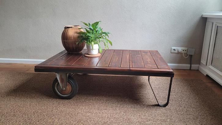 Unieke salontafel, vervaardigd uit een oude palletwagen, Huis en Inrichting, Tafels | Salontafels, Minder dan 50 cm, 50 tot 100 cm