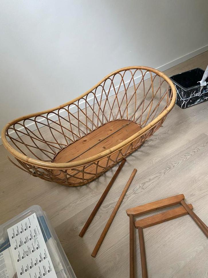Vintage rotan wieg met houten onderstel, Kinderen en Baby's, Babywiegjes en Ledikanten, Gebruikt, Wieg, Ophalen