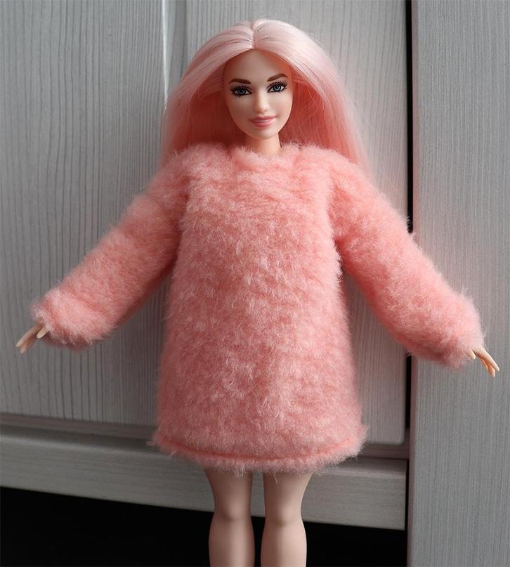 Barbie kleding nieuw - Warme trui voor Curvy - zalm roze, Kinderen en Baby's, Speelgoed | Poppen, Nieuw, Barbie, Ophalen of Verzenden