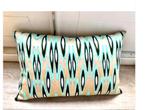 Coco Ikat Turquoise silk rectangular pillow zgan CHCS 40x60, Huis en Inrichting, Woonaccessoires | Kussens, Ophalen of Verzenden