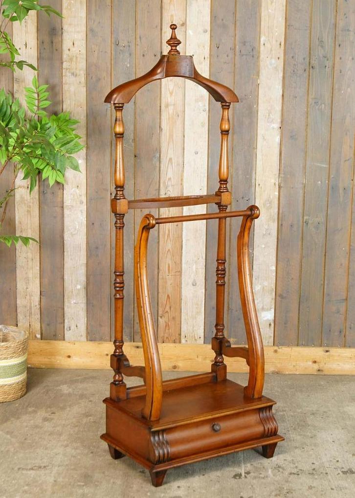 Sierlijke brocante oranjebruine houten dressboy – standaard, Kleding | Dames, Kledingrekken, Gebruikt, Ophalen