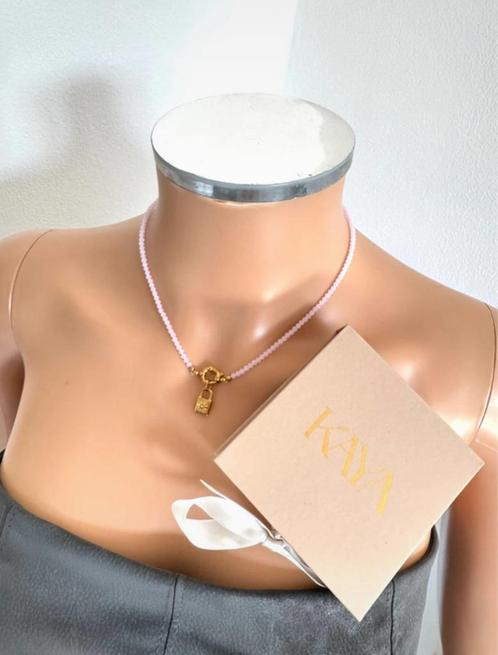 KAYA Blushing Charm halsketting roze/goud - NIEUW, Sieraden, Tassen en Uiterlijk, Kettingen, Nieuw, Overige materialen, Roze, Met hanger