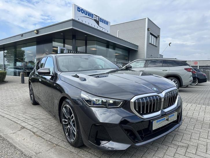 BMW i5 eDrive40 M Sport Edition 84 kWh Pano-Dak | Trekhaak |, Auto's, BMW, Bedrijf, Te koop, i5, 360° camera, ABS, Achteruitrijcamera
