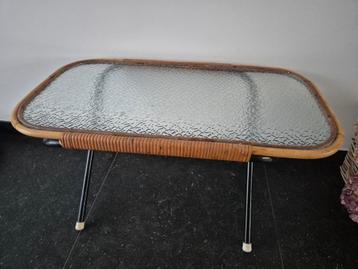 Vintage laag rotan bijzettafel, tafeltje met glasplaat  beschikbaar voor biedingen