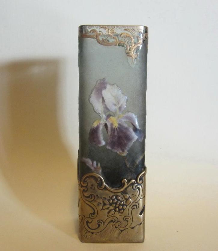 Antiek art nouveau Monjoye vaasje in verguld bronzen houder, Antiek en Kunst, Antiek | Glas en Kristal, Verzenden