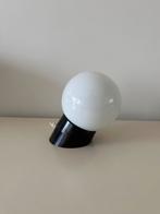 Vintage wandlamp jaren 50, bakeliet met bol opaalglas, Ophalen of Verzenden, Gebruikt, Glas, Bauhaus
