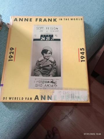 Anne Frank boek gelezen en heel oud beschikbaar voor biedingen