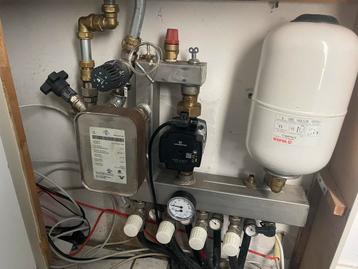 Vloerverwarming systeem met Grundfos pomp beschikbaar voor biedingen